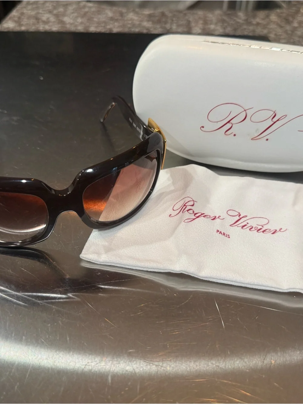 Elegant Black and Gold Women's Sunglasses - Designer Style